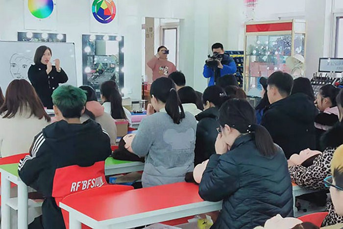 济宁电视台专访美开乐学校化妆班