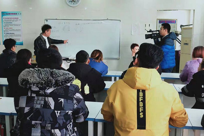 济宁电视台专访美开乐学校美发班